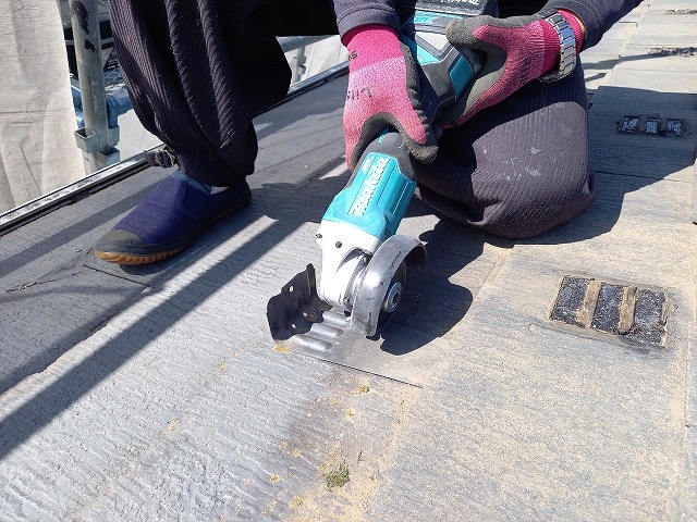 カバー工事前の雪止めの撤去